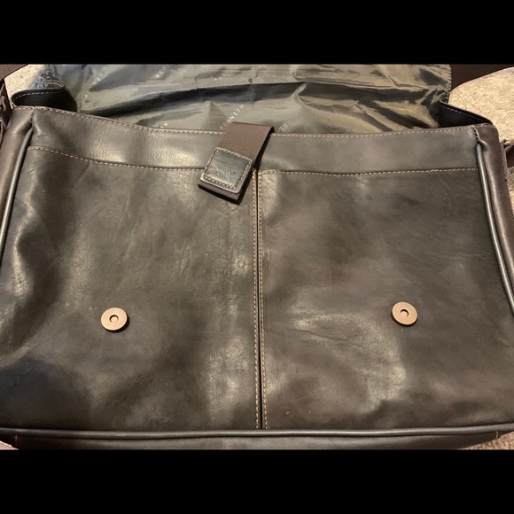 Kenneth Cole Messenger Bag - Picture 3 of 4